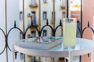 un livre et une boisson sur une table avec un livre dans l'établissement The Rossio Studio, à Lisbonne