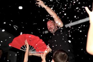 un hombre está sosteniendo un paraguas rojo en el aire en Belle Aire Holiday Park, en Hemsby