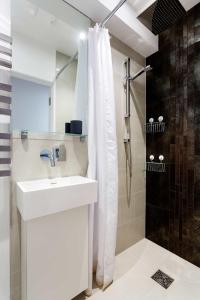 Veeve - Clean Slate tesisinde bir banyo