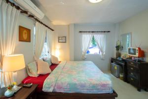1 dormitorio con 1 cama grande y TV en Banyan House Samui bed and breakfast (Adult Only) en Chaweng Beach