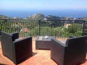 マッサ・ルブレンセにあるTerrazza Sul Golfoの海の景色を望むバルコニー(椅子、テーブル付)