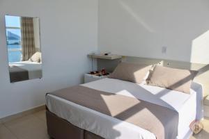 Cama ou camas em um quarto em Grand Hotel Guarujá - A sua Melhor Experiência Beira Mar na Praia!