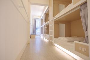 チェンマイにあるAbout A Bed Hostel Chiangmaiの廊下(二段ベッド付)