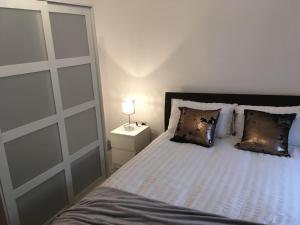 En eller flere senge i et værelse på Portrush Marine Apartments flat 5