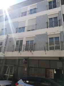 ein Gebäude mit vielen Fenstern darauf in der Unterkunft Hotel Cristo Rei in Porto