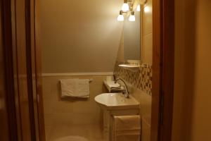 A bathroom at HARTMANN PANZIÓ