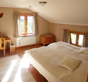 En eller flere senge i et værelse på Tingvall B&B Eco-Lodge