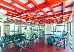un gimnasio con muchas cintas de correr y equipos de ejercicio en Pacheco Oasis, en Cebú