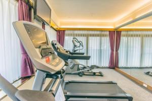 una habitación con un gimnasio con cinta de correr en Foung Jia Hotel, en Magong
