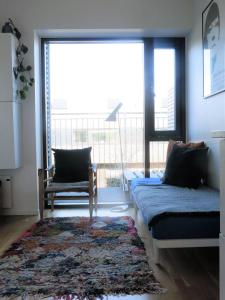 een woonkamer met een bank en een groot raam bij ApartmentInCopenhagen Apartment 1362 in Kopenhagen