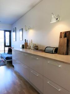 een keuken met witte kasten en een aanrecht bij ApartmentInCopenhagen Apartment 1362 in Kopenhagen