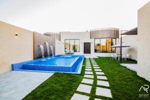 Aspar Resorts في الرياض: مسبح في الحديقة الخلفية للمنزل