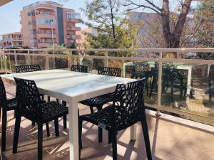 - Balcón con mesa blanca y sillas en For a Stay Villa Cristal, en Salou