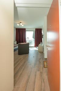 Afbeelding uit fotogalerij van Celebrity Style Lux Apartment in Bar