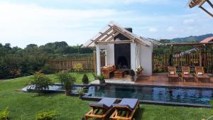 un cortile con piscina e una casa di Villas Los Olivos ad Ayampe