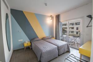 Postel nebo postele na pokoji v ubytování Anthea Hotel Apartments + 28 fotografií