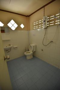 Koupelna v ubytování Namtok Bungalows