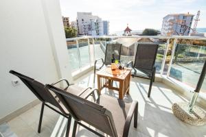 Afbeelding uit fotogalerij van Celebrity Style Lux Apartment in Bar