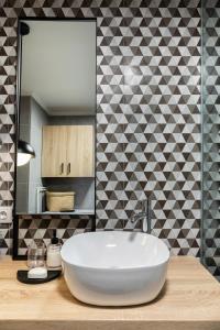 bagno con lavandino bianco e specchio di Urban loft II a Salonicco