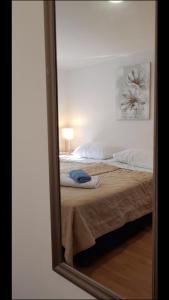 Spiegelreflexion eines Bettes in einem Schlafzimmer in der Unterkunft Charming House Lovro in Prožura