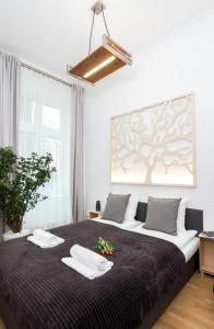 sypialnia z dużym łóżkiem z dwoma ręcznikami w obiekcie Oasis by Cozyplace w Krakowie
