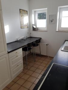 cocina con encimera negra en una habitación en Ferienwohnung Haffblick, en Westerholz