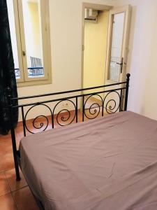 ニースにあるAppartement coeur du vieux Niceのベッドルーム(ベッド1台、鏡付)