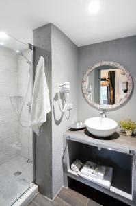 A bathroom at Hostal Sa Malica