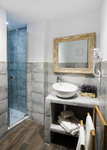 A bathroom at Hostal Sa Malica