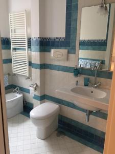 a bathroom with a toilet and a sink at Casa Levante in Gaeta