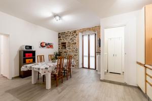 A kitchen or kitchenette at Daniel House