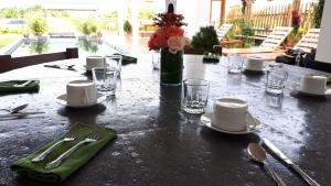 un tavolo con piatti e utensili sopra di Villas Los Olivos ad Ayampe