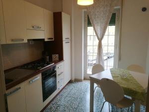 A kitchen or kitchenette at Appartamento Lorenzo Noto