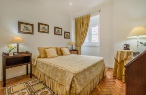1 dormitorio con cama, mesa y ventana en Lisbon Stay at Roma Boulevard, en Lisboa