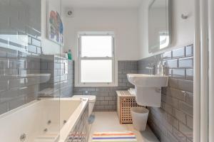 Een badkamer bij Newly Refurbed 2 Bedroom in Peckham