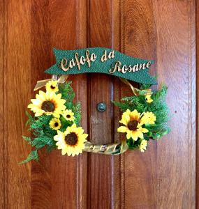 a wreath on a door with a welcome sign on it at Cafofo da Rosane in Pelotas
