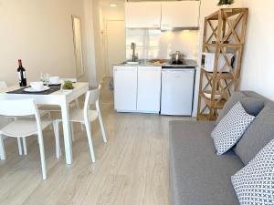 Kuchyňa alebo kuchynka v ubytovaní Apartamento 1ª Linea de Mar -WIFI- Aire Acondicionado