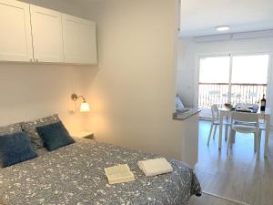Posteľ alebo postele v izbe v ubytovaní Apartamento 1ª Linea de Mar -WIFI- Aire Acondicionado