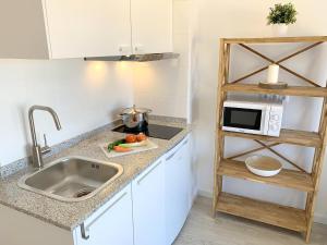 Kuchyňa alebo kuchynka v ubytovaní Apartamento 1ª Linea de Mar -WIFI- Aire Acondicionado
