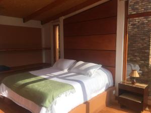 Ein Bett oder Betten in einem Zimmer der Unterkunft Titué Refugio , Cabañas