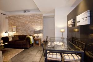 Cal Xillo في توريديمبارا: غرفة معيشة مع أريكة وطاولة زجاجية