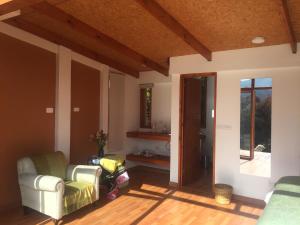 Ein Sitzbereich in der Unterkunft Titué Refugio , Cabañas