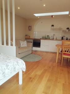 uma sala de estar com um sofá e uma cozinha em The Village Rooms em Dundalk