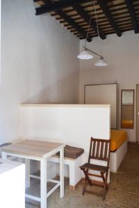 einen Tisch und einen Stuhl in einem Zimmer mit einem Bett in der Unterkunft Residence Lion in San Vito lo Capo