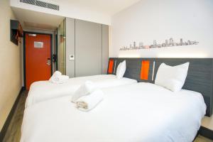 מיטה או מיטות בחדר ב-easyHotel Milton Keynes