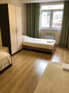 エストサドクにあるEsto-Sadok Apartment on Estonskayaのベッド2台と窓が備わる小さな客室です。