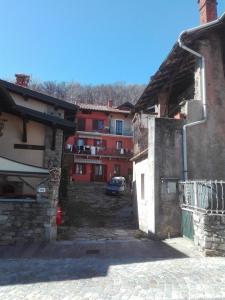 eine Gasse in einer Stadt mit Gebäuden im Hintergrund in der Unterkunft La casa di nuvola in Massino Visconti