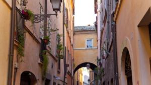 eine Gasse zwischen zwei Gebäuden in einer Stadt in der Unterkunft Rental in Rome Loft Cappellari in Rom