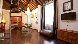 Televízia a/alebo spoločenská miestnosť v ubytovaní Rental in Rome Loft Cappellari