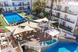 Utsikt mot bassenget på Eix Alcudia Hotel Adults Only eller i nærheten